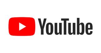 Görselde Youtube logosu bulunuyor. Logonun betimlemesi şu şekilde; beyaz fon üzerinde, kırmızı renkli kenarları yuvarlatılmış bir dikdörtgenin içerisinde beyaz renkli küçük bir üçgen (oynat simgesi) bulunuyor. Logonun yan tarafında siyah renkli fontla YouTube yazıyor.