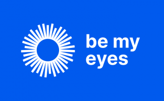 Be My Eyes uygulamasının logosu. Canlı mavi renk bir zemin üzerinde sol tarafta beyaz renkli ve farklı uzunluktaki çubuklar ortalarında bir daire oluşturacak şekilde sıralanmış. Bu şekil hem bir gözü andırıyor, hem de farklı uzunluktaki çubuklar hepimizin farklılıklarına vurgu yapıyor. Daire formu ise küresel boyutta bir araya gelmeyi ve bağlanmayı temsil ediyor. Bu şeklin sağ tarafında yine beyaz ve küçük harflerle ilk satırda be my ve alt satırda eyes yazıyor.