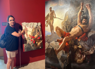 Bu görsel, bir sanat galerisinde çekilmiş iki fotoğraftan oluşuyor. Solda, açık tenli, koyu kahverengi saçlı, siyah tişört ve bej şort giymiş bir kadın duruyor. Sırtında siyah bir çanta var. Sağ elinde, baston ve duvarda asılı olan sanat eserine dokunuyor. Kadının bakışları esere dönük. Sağda, duvarın tamamını kaplayan, büyük bir tuval üzerinde, Yunan mitolojisinden bir sahne resmedilmiş. Eserin ana figürü olan Prometheus, kayalık bir dağın tepesinde, zincirlerle bağlanmış ve çaresizce yatıyor.