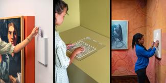 Fotoğraf üç dikey bölmeden oluşuyor; her bölümde bir kişi sanat eserleriyle etkileşim halinde görülüyor. Sol bölümde açık renkli benekli bir gömlek giymiş bir kadın, bir resim tablosunun yanında duvara monte edilmiş beyaz bir kutudan bir kart alıyor. Kutunun hemen yanında, turuncu çerçeveli bir tablo asılı. Tabloda, koyu renk arka plan önünde yüzü aydınlık bir kadın portresi var. Kadın elini tabloya değil, duvardaki bilgi kartına uzatıyor.