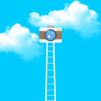 Gökyüzüne doğru uzanan bir merdiven ve ucunda bulutlara ulaşan bir fotoğraf makinesi... Detaylı betimleme yazının en sonunda!