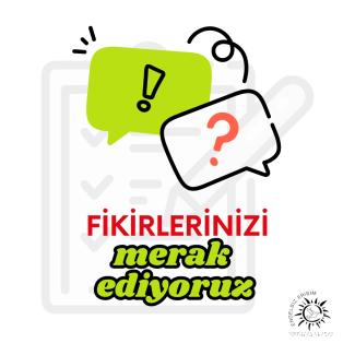 ‎arka fonda, beyaz bir zemin üzerinde, siyah beyaz bir anket görüntüsü var. bir tane anket kağıdı ve onu dolduran bir kalem görünüyor. görselin orta kısmında, büyük yeşil konuşma baloncuğunun içinde, siyah ünlem işareti var. altında kırmızı büyük harflerle fikirlerinizi yazıyor. onun altında yeşil kalın küçük harflerle, merak ediyoruz yazıyor. Sağ alt köşede, derneğin logosu var.